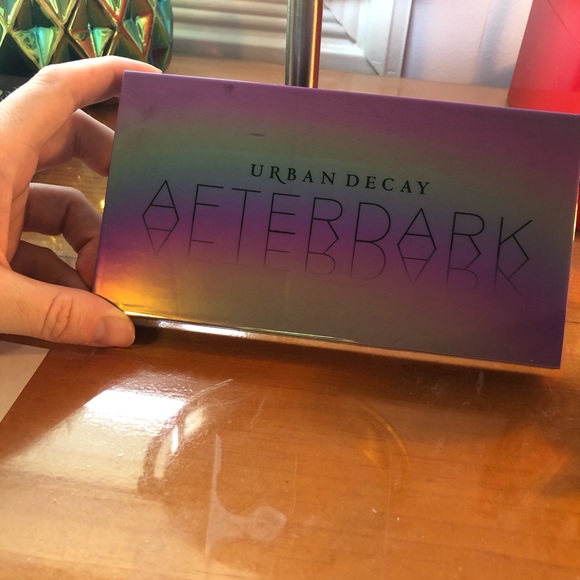 Urban decay after dark eye shadow pallet - Picture 2 of 2
